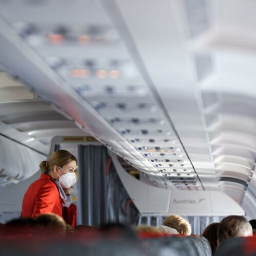 Praca jako stewardessa w samolocie – co robi i ile zarabia?